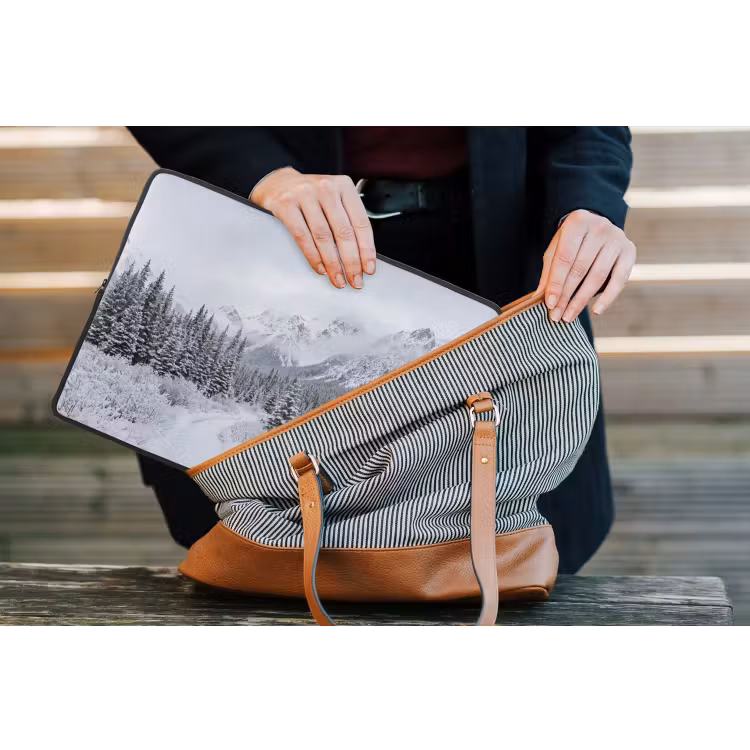 Weg - Bergen - Sneeuw - Naaldbos - Avontuurlijk laptophoes neopreen klein -tas