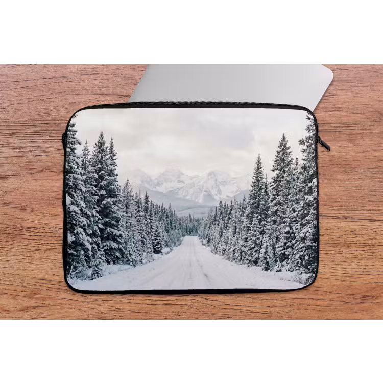 Weg - Sneeuw - Naaldbos - Winter - Avontuurlijk laptophoes neopreen klein -tafel