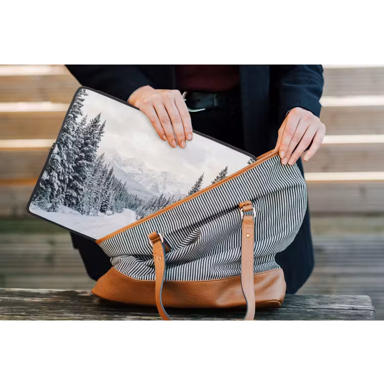 Weg - Sneeuw - Naaldbos - Winter - Avontuurlijk laptophoes neopreen klein -tas