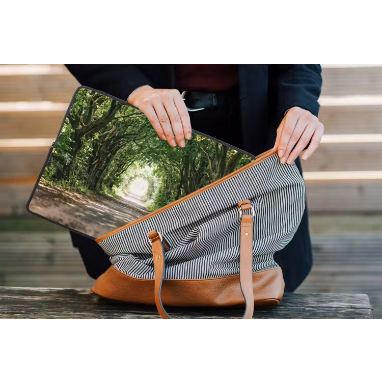 Weg - Bomen - Natuur - Groen laptophoes neopreen klein -tas