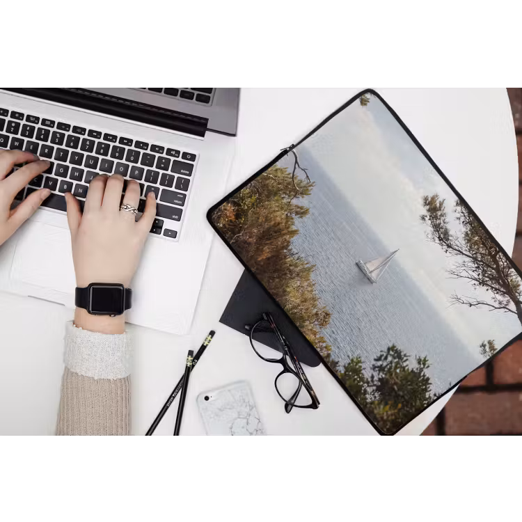Laptop Sleeve - Sailboat - trees - water - Zeilboot - bomen - water laptophoes neopreen klein