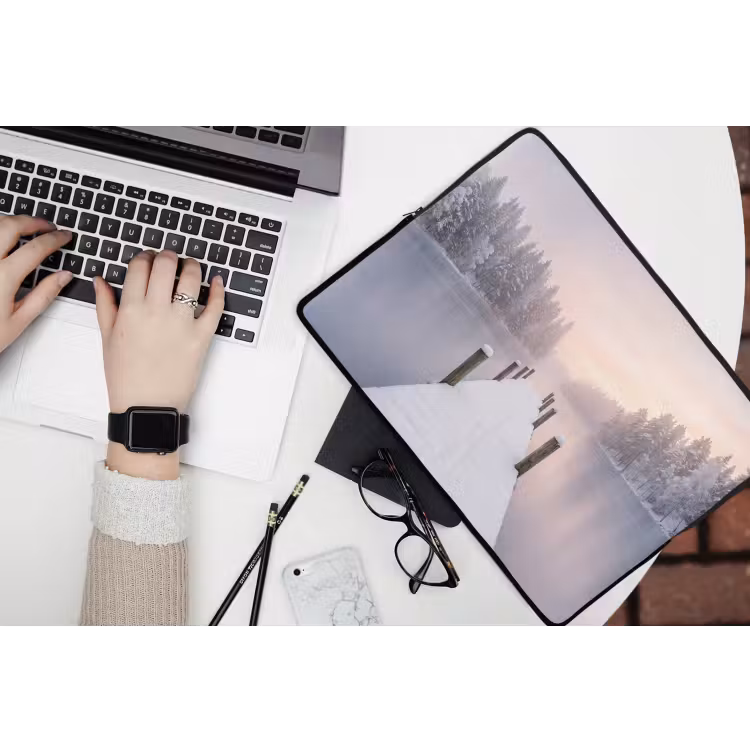Steiger - Meer - Mist - Winter - Serene laptophoes neopreen klein -bureau