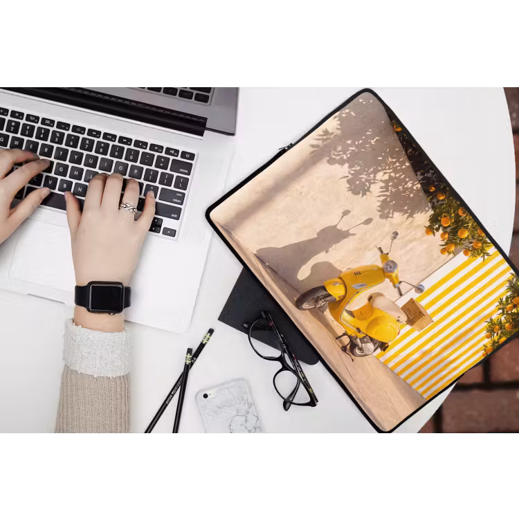 Scooter - Natuur - Zomer - Geel - Mediterraan laptophoes neopreen klein -bureau