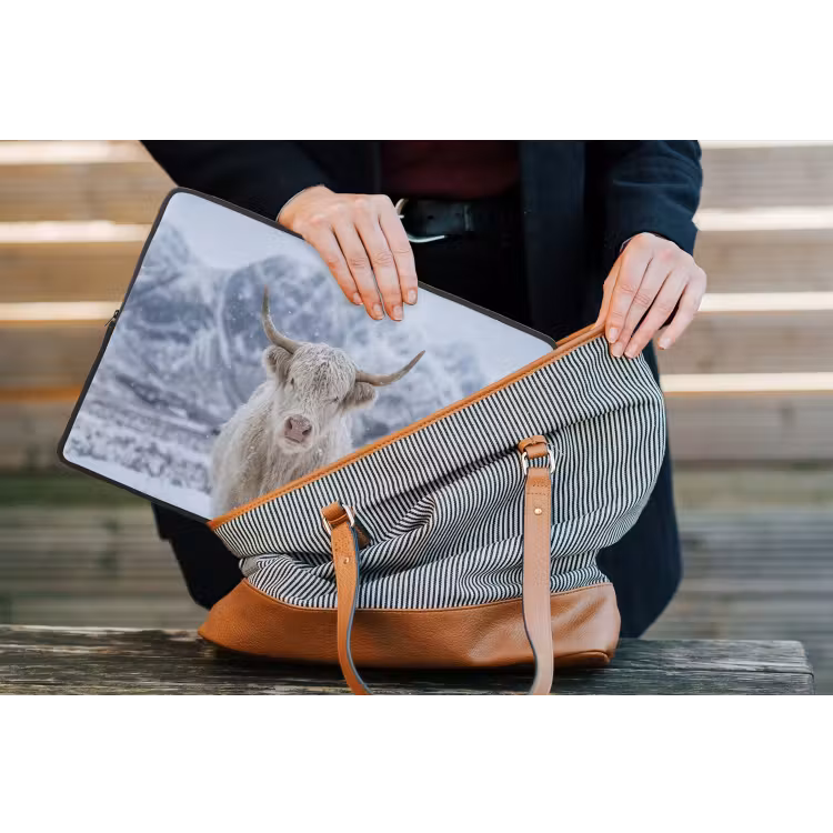 Schotse Hooglander - Sneeuw - Bergen - Winter laptophoes neopreen klein -tas