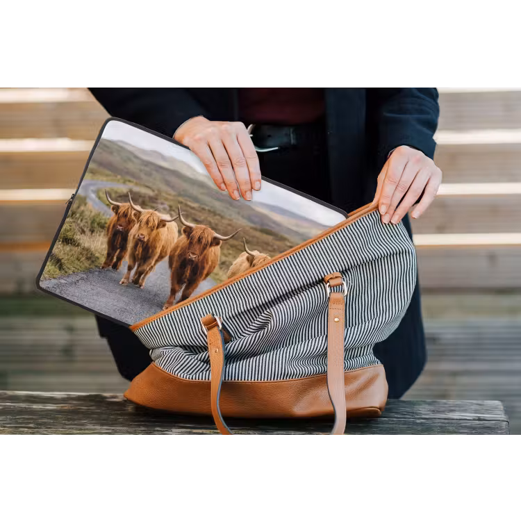 Schotse Hooglanders - Weg - Landschap - Kudde laptophoes neopreen klein -tas