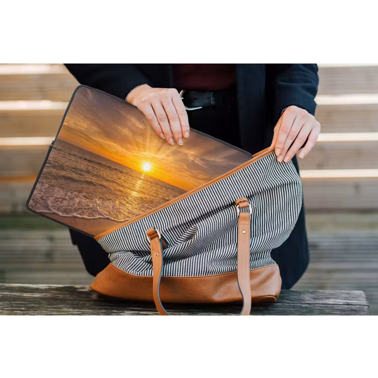 Zee - Zonsondergang - Golven - Kust - Oranje laptophoes neopreen klein -tas