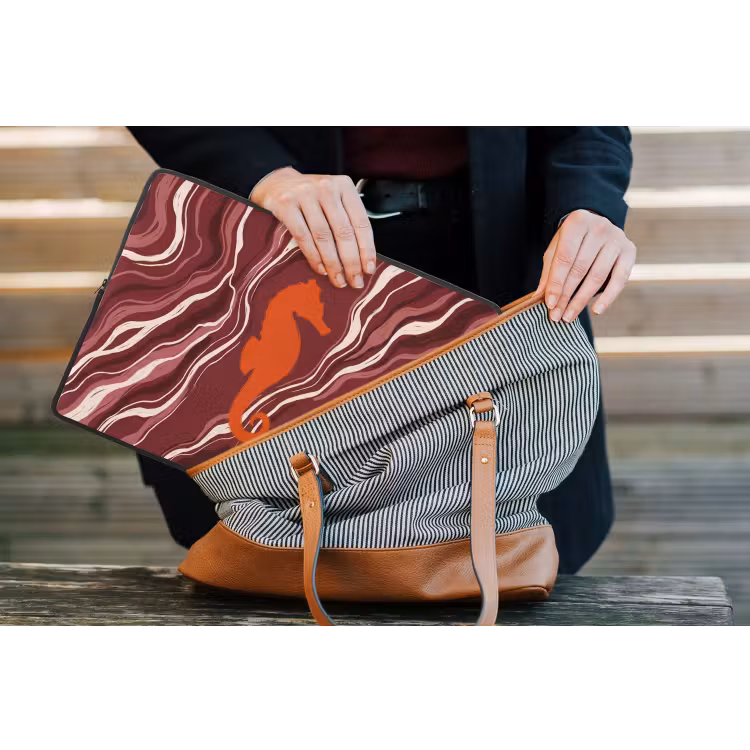 Zeepaardje - Golven - Zeeleven - Abstract - Oranje laptophoes neopreen klein -tas
