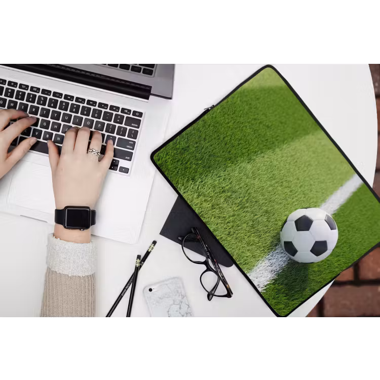 Voetbal - Grasveld - Sport - Groen laptophoes neopreen klein -bureau