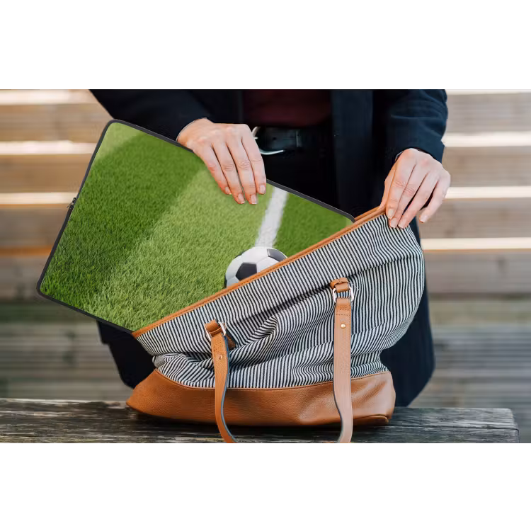 Voetbal - Grasveld - Sport - Groen laptophoes neopreen klein -tas