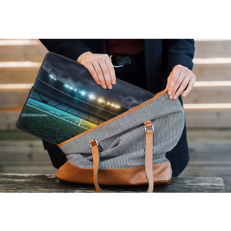 Voetbal - Stadion - Nacht - Modern laptophoes neopreen klein -tas