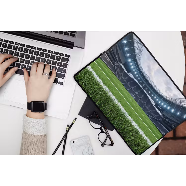 Voetbal - Stadion - Sport - Groen laptophoes neopreen klein -bureau