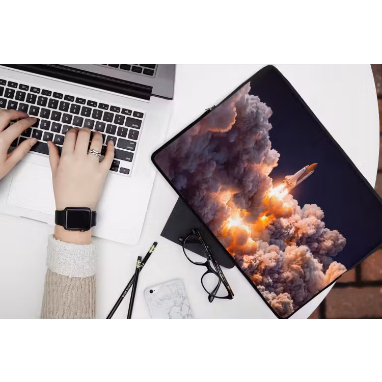 Laptop Sleeve - Spacecraft - Launch - Stars - Ruimtevaartuig - Lancering - Sterren laptophoes neopreen klein
