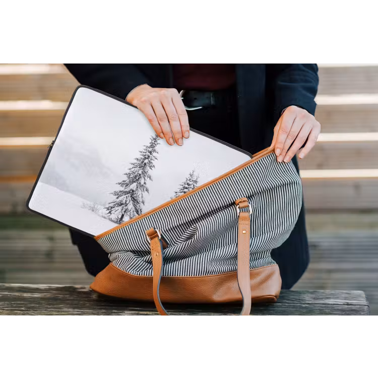 Fijnsparren - Sneeuw - Winter - Landschap - Stilte laptophoes neopreen klein -tas