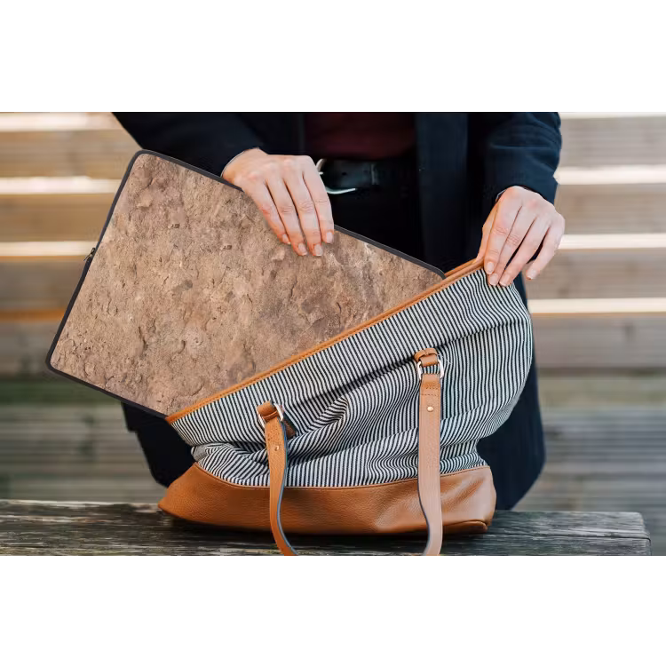 Steen - Natuur - Textuur - Abstract - Bruin laptophoes neopreen klein -tas