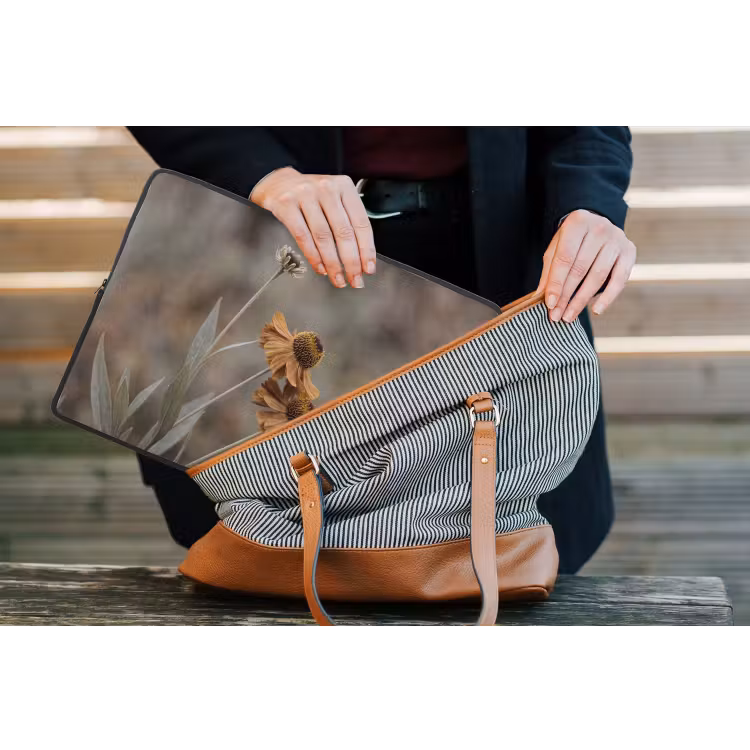 Zonnehoed - Droogbloemen - Geel - Warm laptophoes neopreen klein -tas