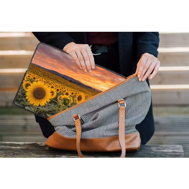 Zonnebloemen - Heuvellandschap - Geel laptophoes neopreen klein -tas