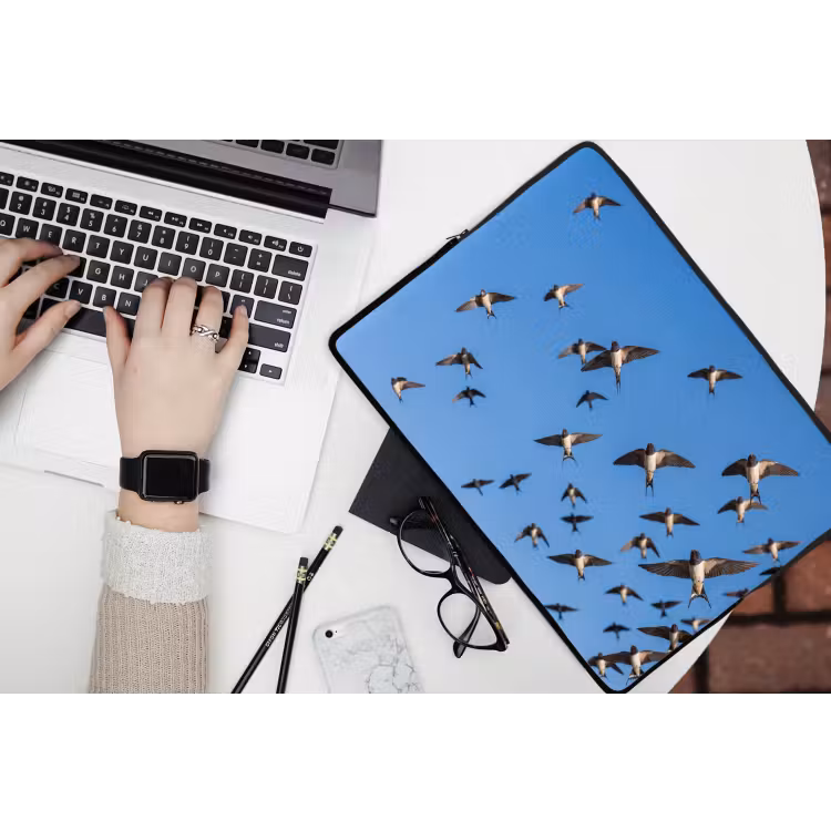 Zwaluwen - Vliegen - Blauw laptophoes neopreen klein -bureau