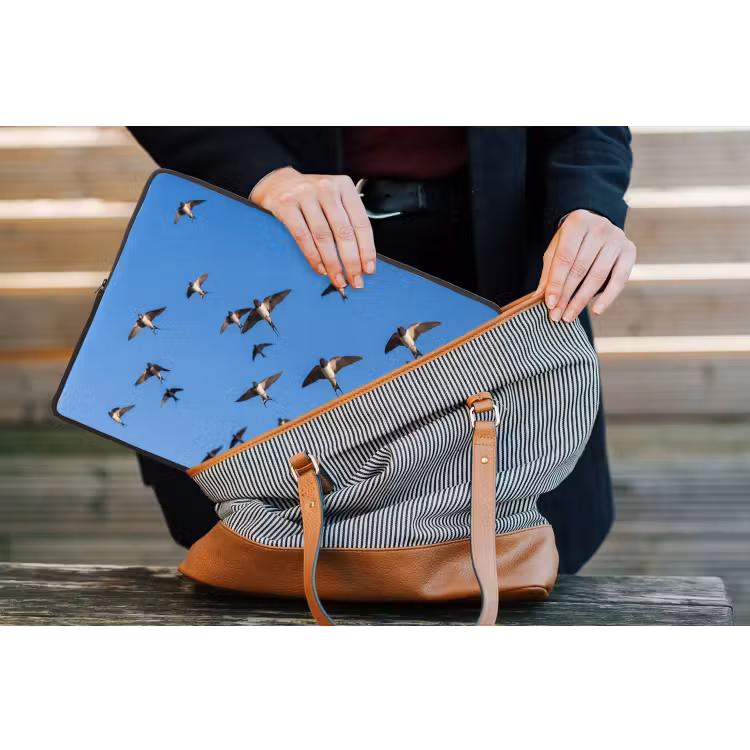 Zwaluwen - Vliegen - Blauw laptophoes neopreen klein -tas