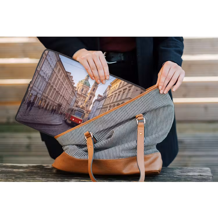 Tram - Straat - Stadsgezicht - Klassiek - Rood laptophoes neopreen klein -tas
