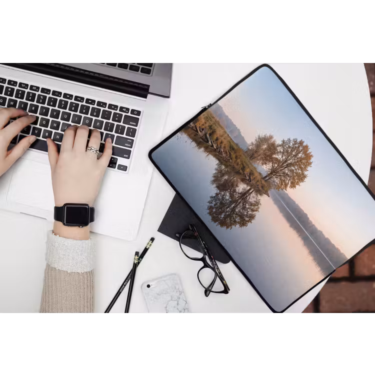 Bomen - Reflectie - Water - Zonsopgang - Serene laptophoes neopreen klein -bureau