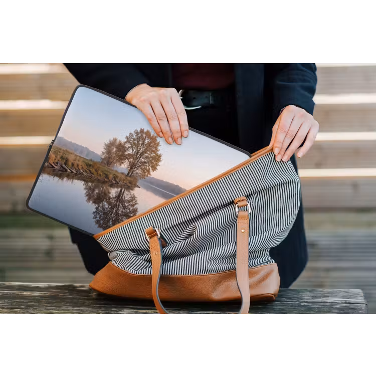 Bomen - Reflectie - Water - Zonsopgang - Serene laptophoes neopreen klein -tas