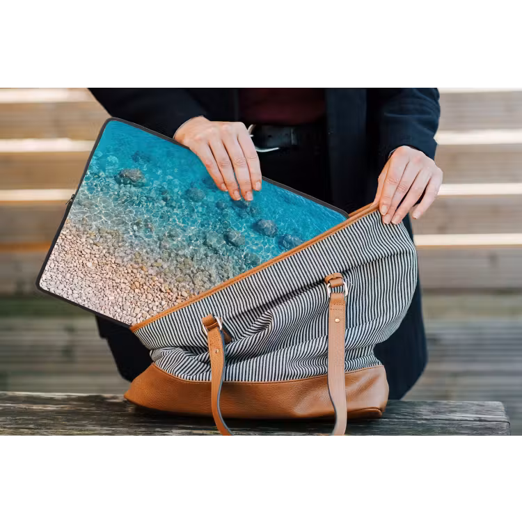 Water - Kiezels - Natuur - Levendig - Turkoois laptophoes neopreen klein -tas