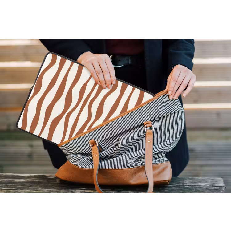 Golvende lijnen - Strepen - Beige - Bruin laptophoes neopreen klein -tas