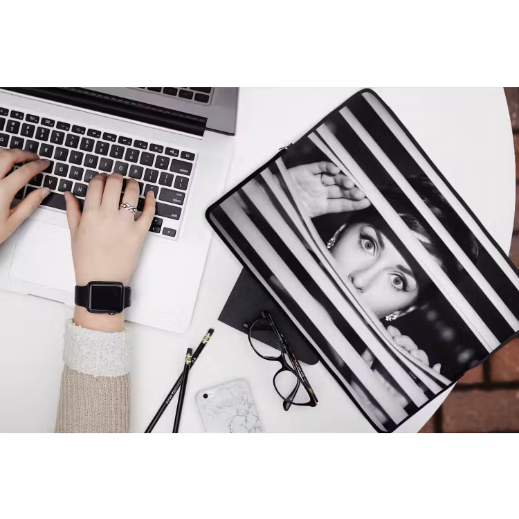 Vrouw - Jaloezieën - Portret - Zwart-wit laptophoes neopreen klein -bureau
