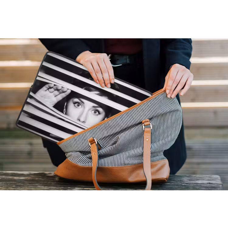 Vrouw - Jaloezieën - Portret - Zwart-wit laptophoes neopreen klein -tas
