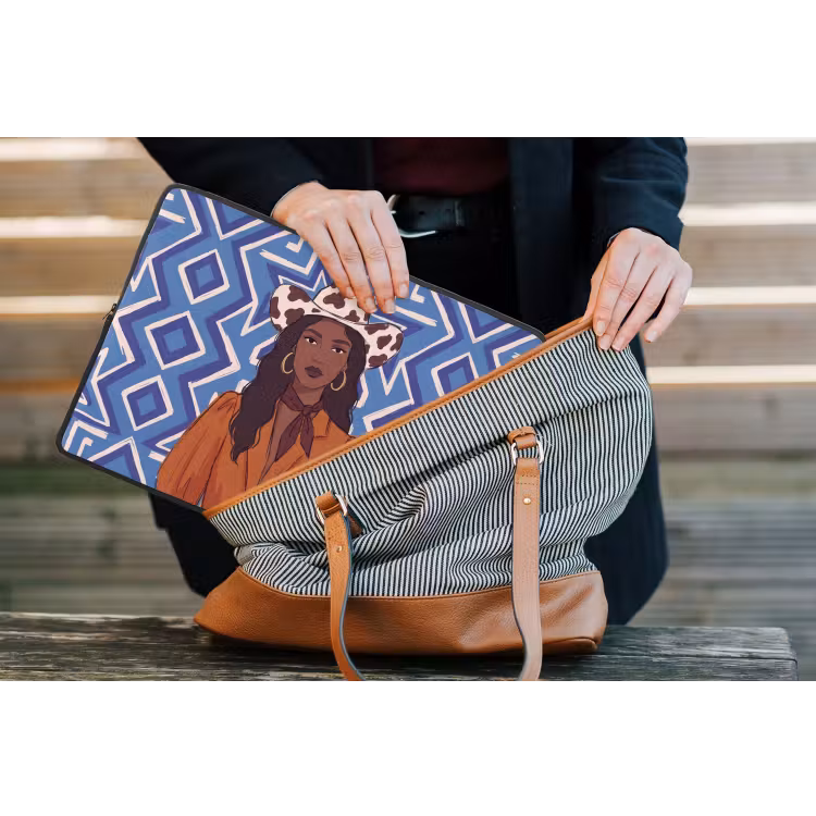 Vrouw - Cowboyhoed - Portret - Modern - Blauw laptophoes neopreen klein -tas
