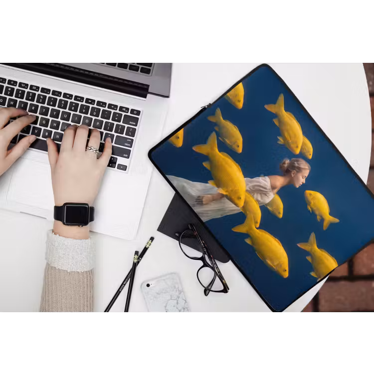 Vrouw - Vis - Water - Natuur - Geel laptophoes neopreen klein -bureau