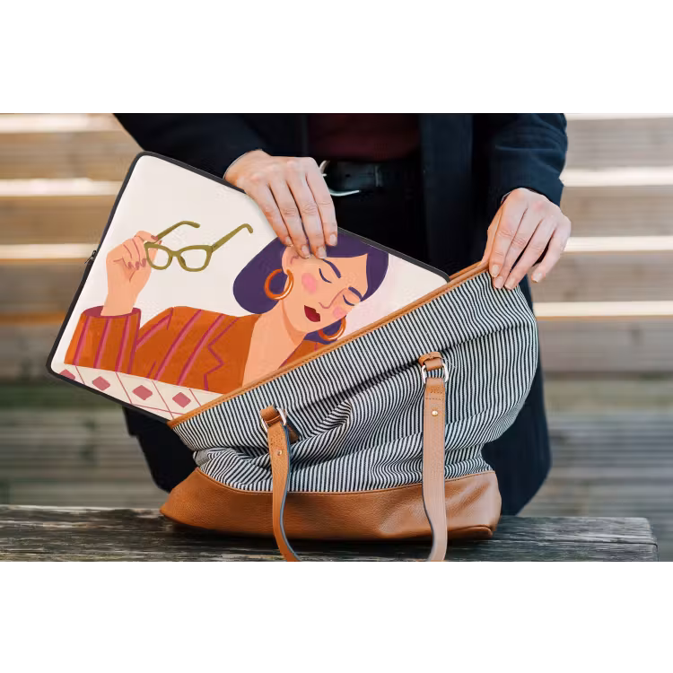 Vrouw - Bril - Cocktail - Illustratie - Modern laptophoes neopreen klein -tas