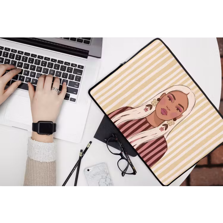 Vrouw - Portret - Illustratie - Modern - Roze laptophoes neopreen klein -bureau