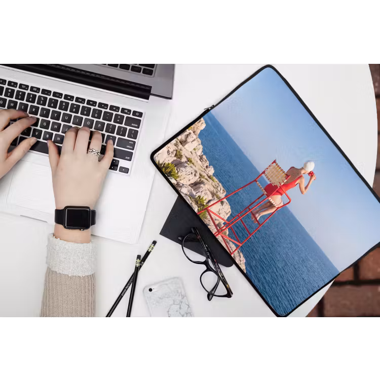 Vrouw - Zee - Kust - Verrekijker - Rood laptophoes neopreen klein -bureau