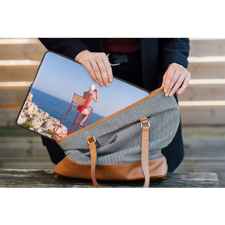 Vrouw - Zee - Kust - Verrekijker - Rood laptophoes neopreen klein -tas
