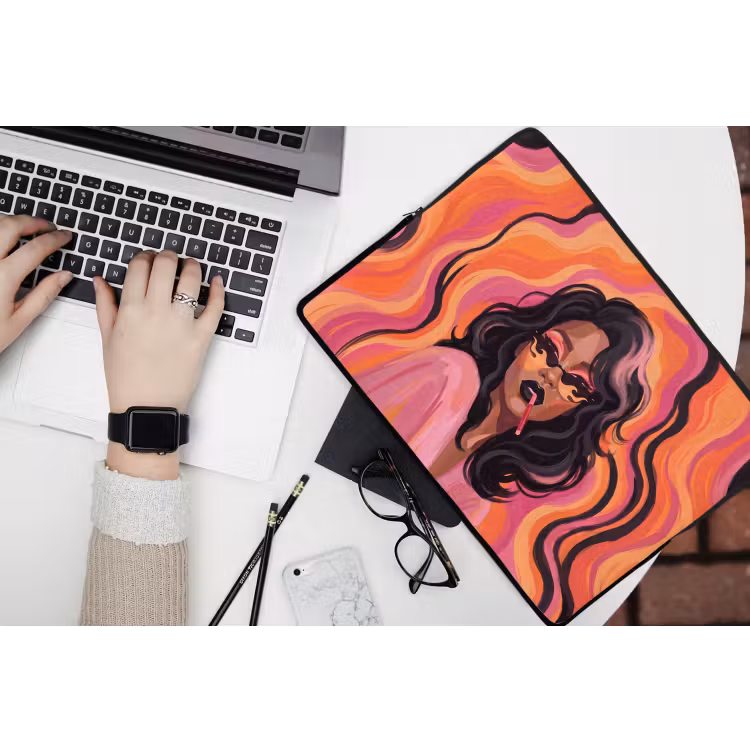 Vrouw - Zonnebril - Modern - Portret - Oranje laptophoes neopreen klein -bureau