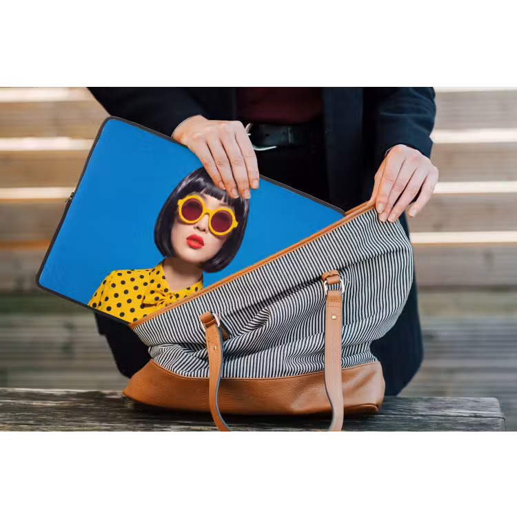 Vrouw - Zonnebril - Pop Art - Portret - Geel laptophoes neopreen klein -tas