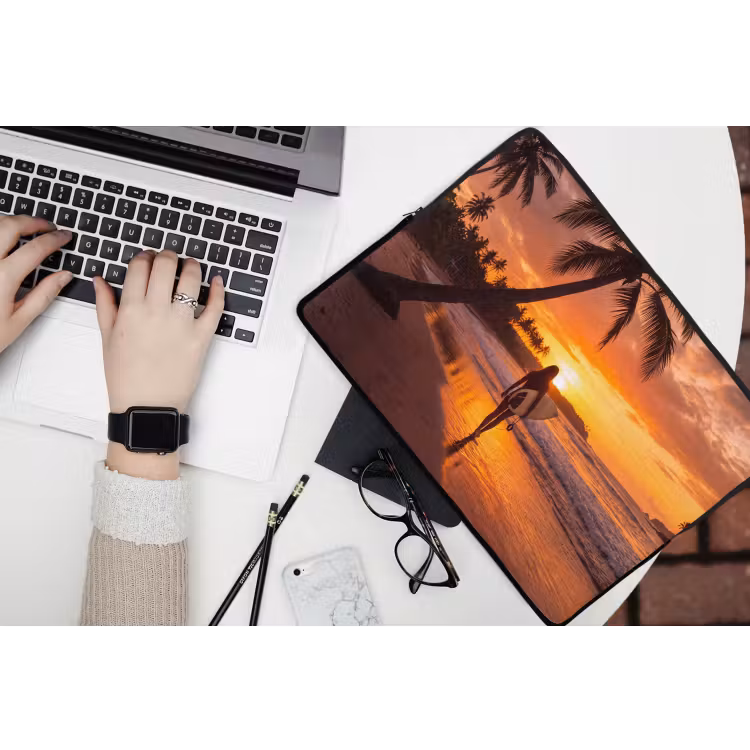 Vrouw - Surfplank - Strand - Zonsondergang - Oranje laptophoes neopreen klein -bureau