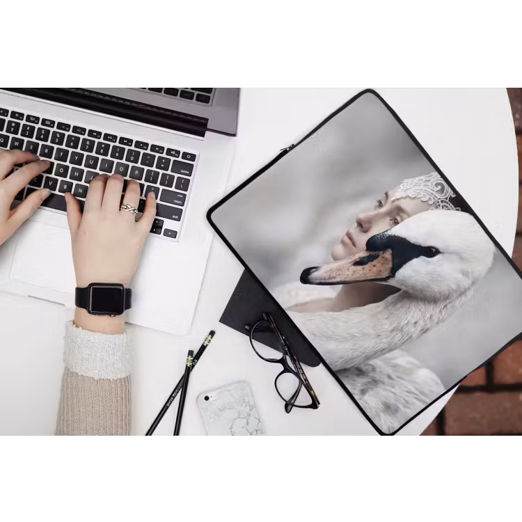 Vrouw - Zwaan - Wit laptophoes neopreen klein -bureau
