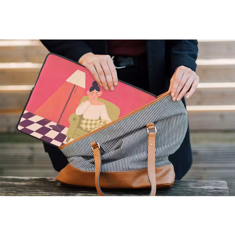 Vrouw - Rust - Interieur - Modern - Kunst laptophoes neopreen klein -tas