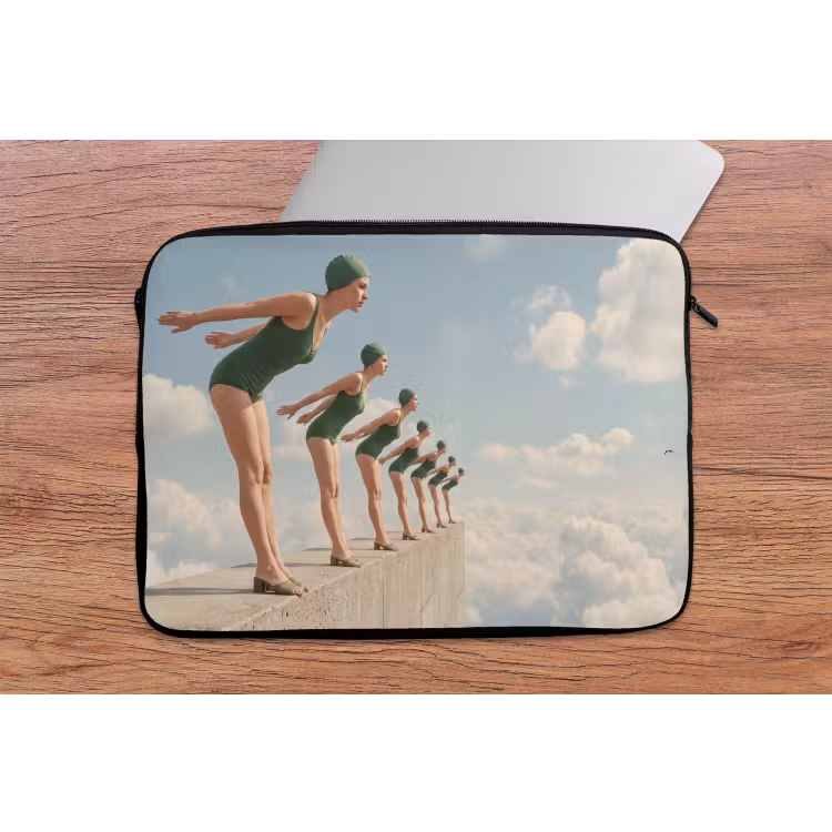 Laptop Sleeve - Women - Diving Pose - Clouds - Vrouwen - Duikhouding - Wolken laptophoes neopreen klein