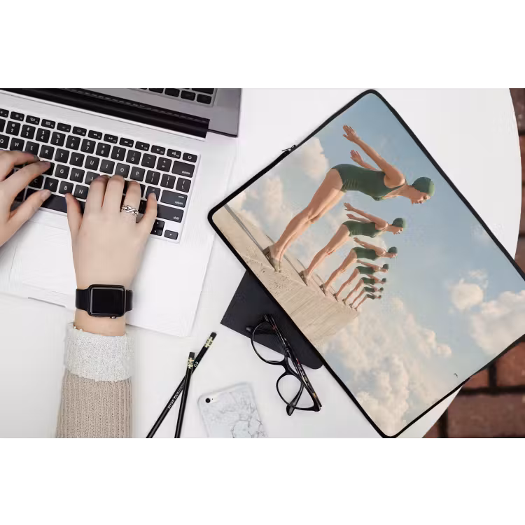 Laptop Sleeve - Women - Diving Pose - Clouds - Vrouwen - Duikhouding - Wolken laptophoes neopreen klein