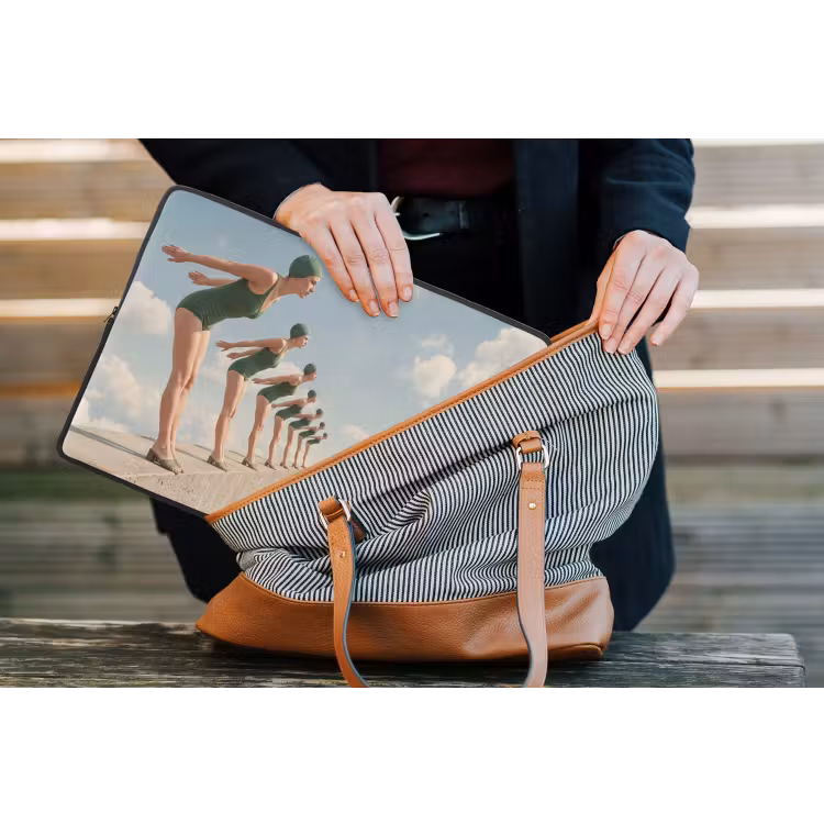Laptop Sleeve - Women - Diving Pose - Clouds - Vrouwen - Duikhouding - Wolken laptophoes neopreen klein