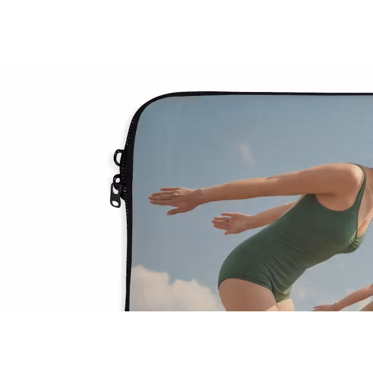 Laptop Sleeve - Women - Diving Pose - Clouds - Vrouwen - Duikhouding - Wolken laptophoes neopreen klein