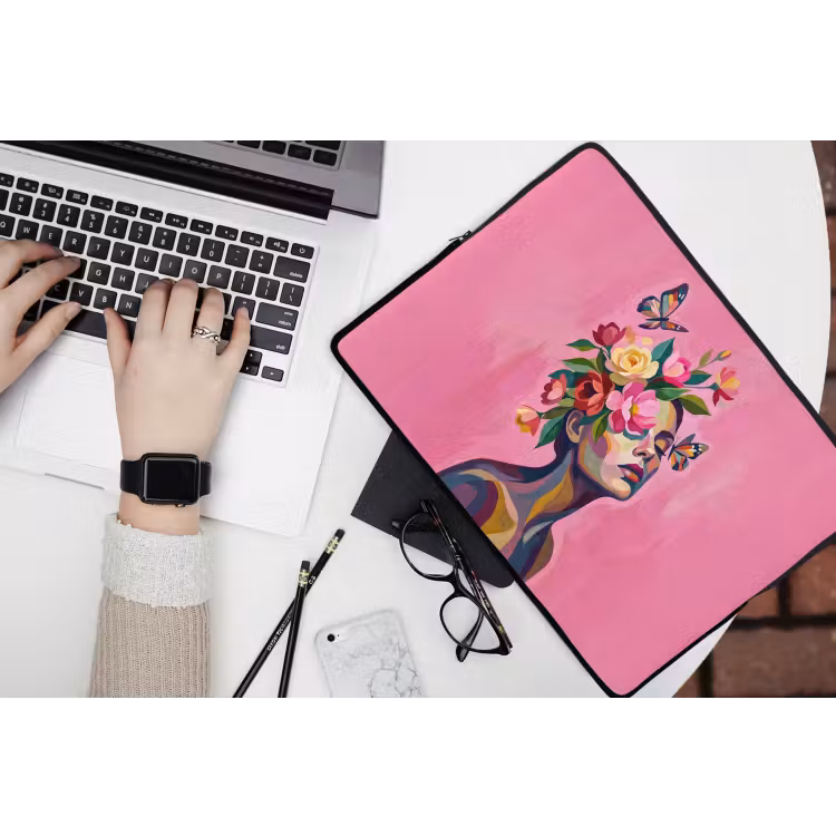 Vrouwengezicht - Vlinders - Kleurrijk laptophoes neopreen klein -bureau