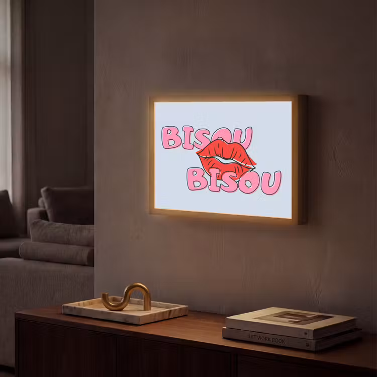 Bisou - Blauw - Roze - Lippen Light Box met batterij (Wandlamp) middel -sfeer1