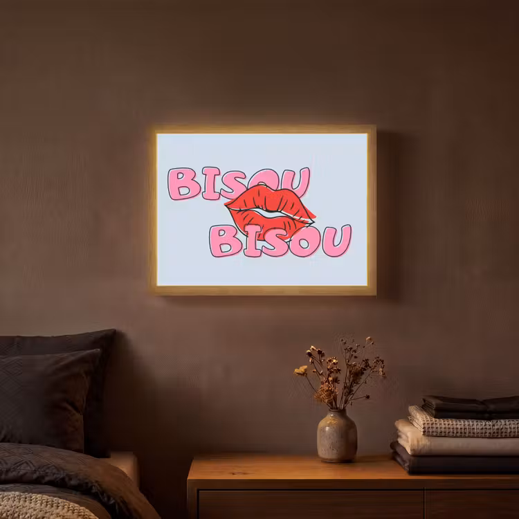 Bisou - Blauw - Roze - Lippen Light Box met batterij (Wandlamp) middel -sfeer4