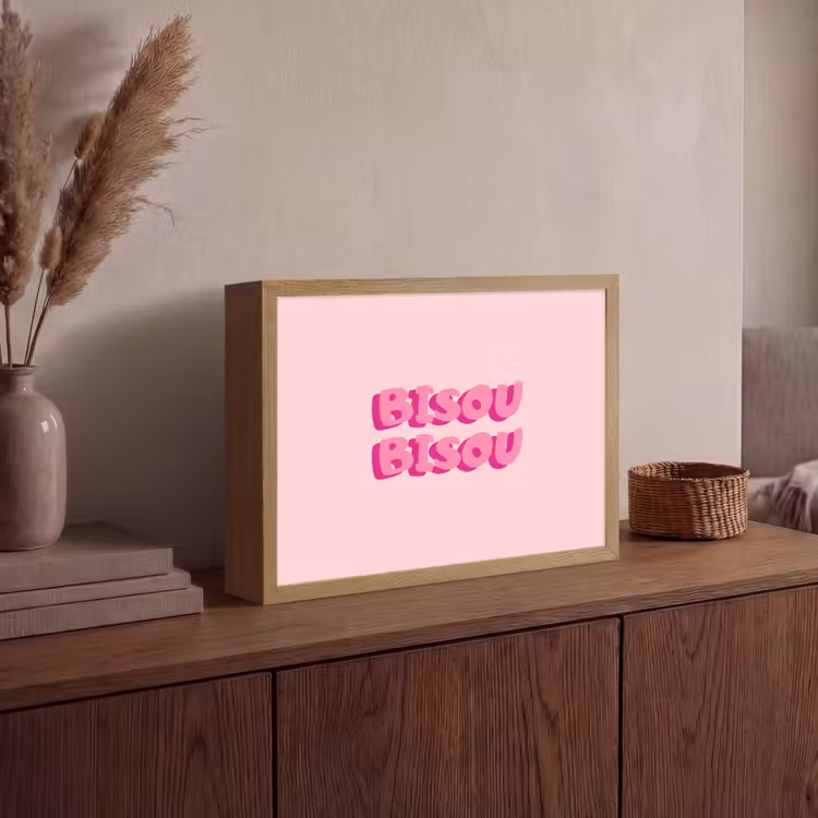 Bisou - Roze - Dikke letters Light Box met batterij (Wandlamp) middel -sfeer2