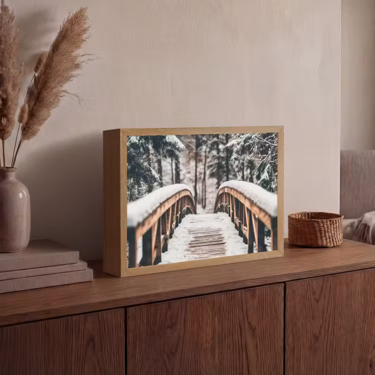 Brug - Winterlandschap - Bos - Natuur - Sneeuw Light Box met batterij (Wandlamp) middel -sfeer2