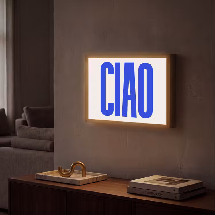 Ciao - Hoofdletters - Blauw - Minimalistisch Light Box met batterij (Wandlamp) middel -sfeer1